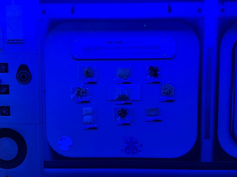 太空飛行探索廳-太空人食物-口述影像